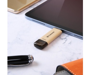 Więcej niż zwykły pendrive. Elegancki nośnik z podwójnym złączem USB od TRANSCEND