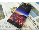 Oppo R7 pozuje do zdjęć